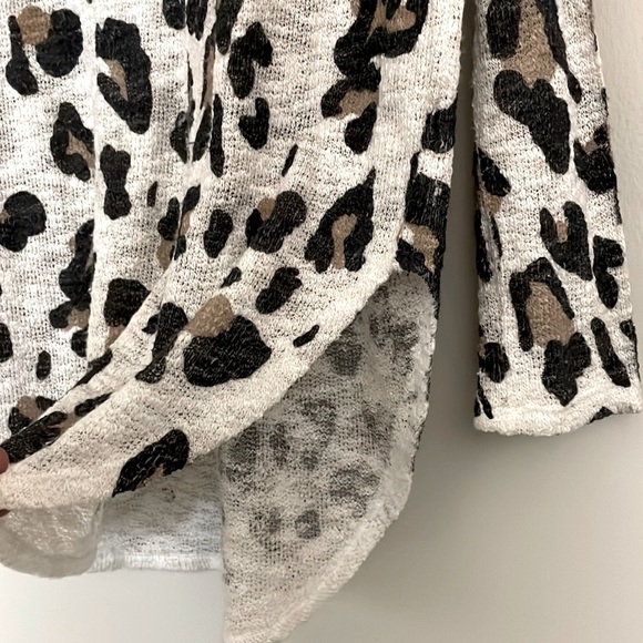 LUNA CHIC WHITE & LEOPARD PRINT TUNIC - Picture 3 of 4